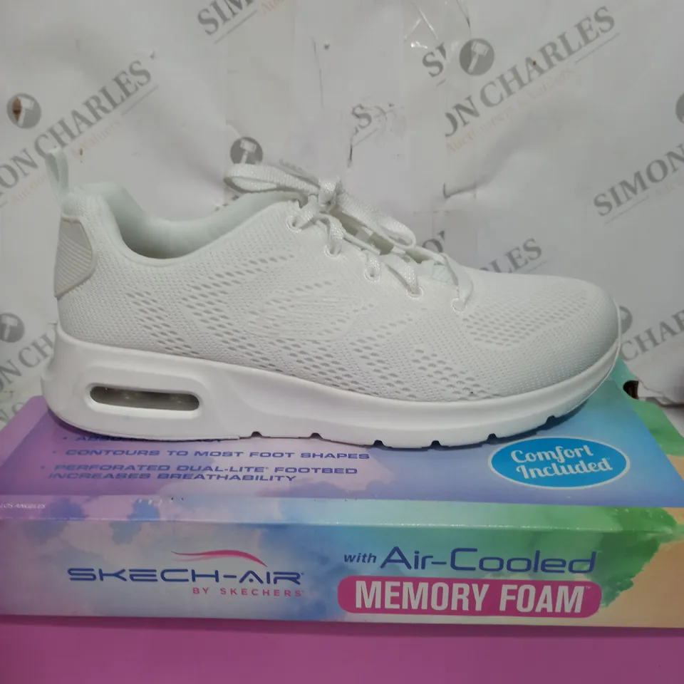 BOXED PAIR OF SKETCHERS AIR COOLED TRAINER IN WHITE SIZE 7
