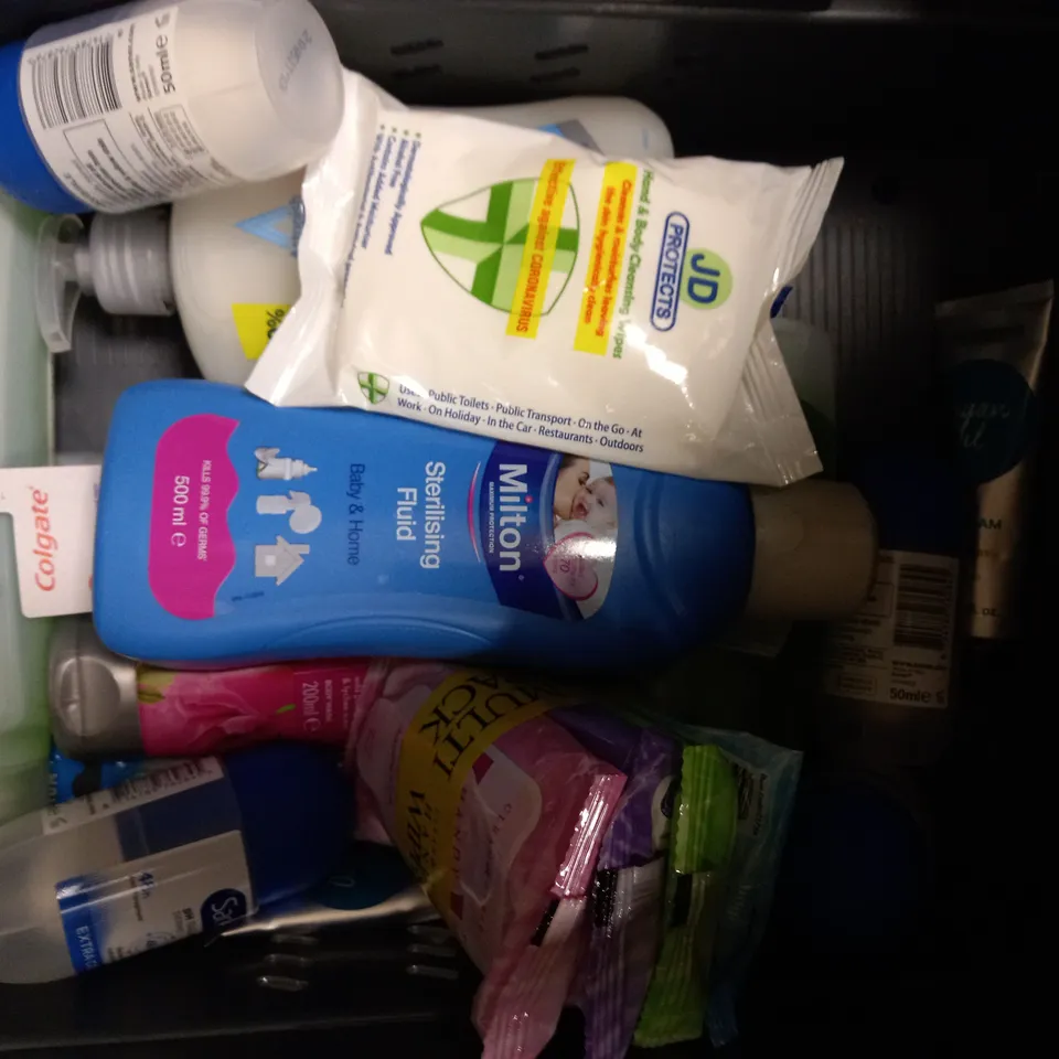 LOT OF APPROXIMATELY 15 ASSORTED HEALTH & BEAUTY ITEMS, TO INCLUDE HAND CREAM, SHAMPOO, LASHES, ETC