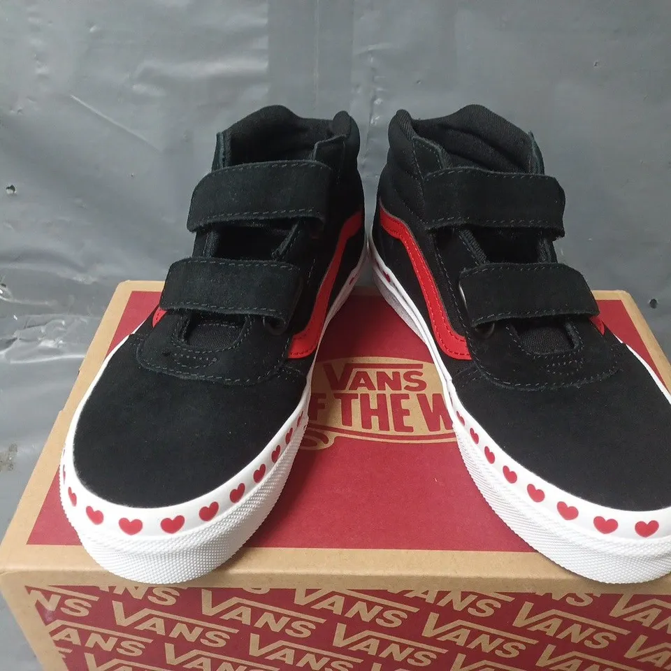 BOXED PAIR OF VANS WARD MID V TRAINERS IN BLACK/RED MULTI - UK 13.5