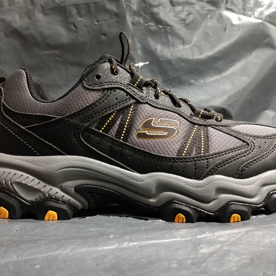 PAIR OF SKECHERS TRAINERS IN BLACK/GREY SIZE UK 8