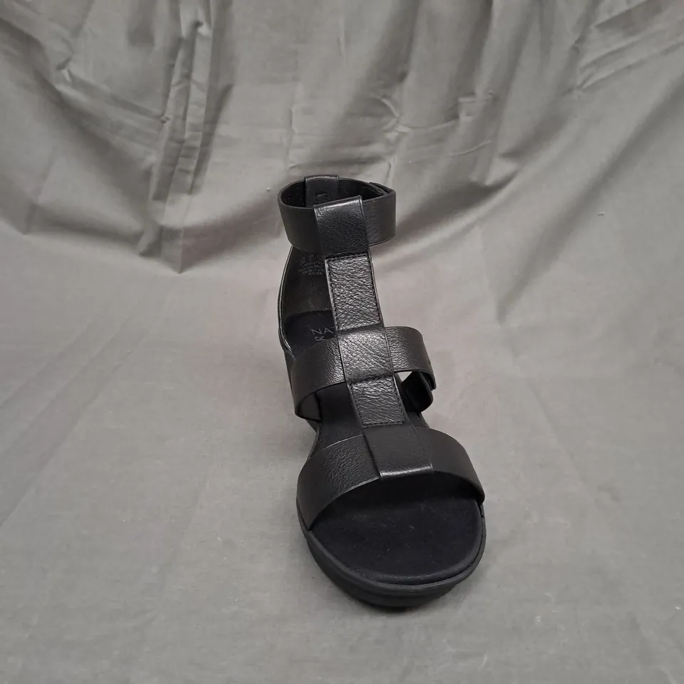 PAIR OF NATURALIZER RYLAN WEDGE SANDALS IN BLACK SIZE 6.5 