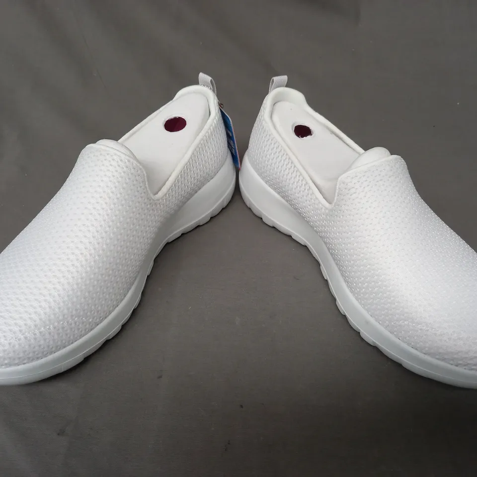 BOXED PAIR OF SKECHERS GO WALK SLIP-ON SHOES IN WHITE UK SIZE 4