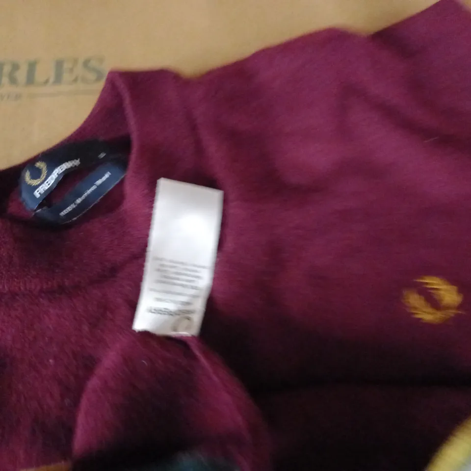 FRED PERRY MERINO WOOL JUMPER IN BURGHUNDY - S
