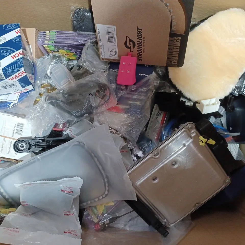 BOX OF APPROXIMATELY 20 ASSORTED CAR AND VEHICLE PARTS AND ACCESSORIES TO INCLUDE MICRO NOISE MAKER, RUNDONG MOBILE PHONE BRACKET, QUAD LOCK UNIVERSAL ADAPTOR, ETC