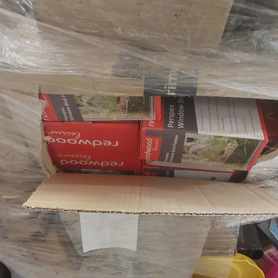 PALLET TO CONTAINING A VERY LARGE QUANTITY OF ASSORTED ITEMS INCLUDING: WARDROBE DEHUMIDIFIER, WINDOW BIRD FEEDERS, WATERPROOF PICNIC RUGS ECT