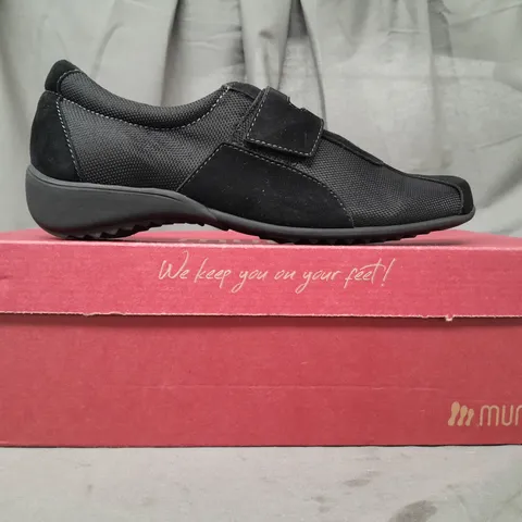 BOXED PAIR OF MUNRO SHOES IN BLACK SIZE 6