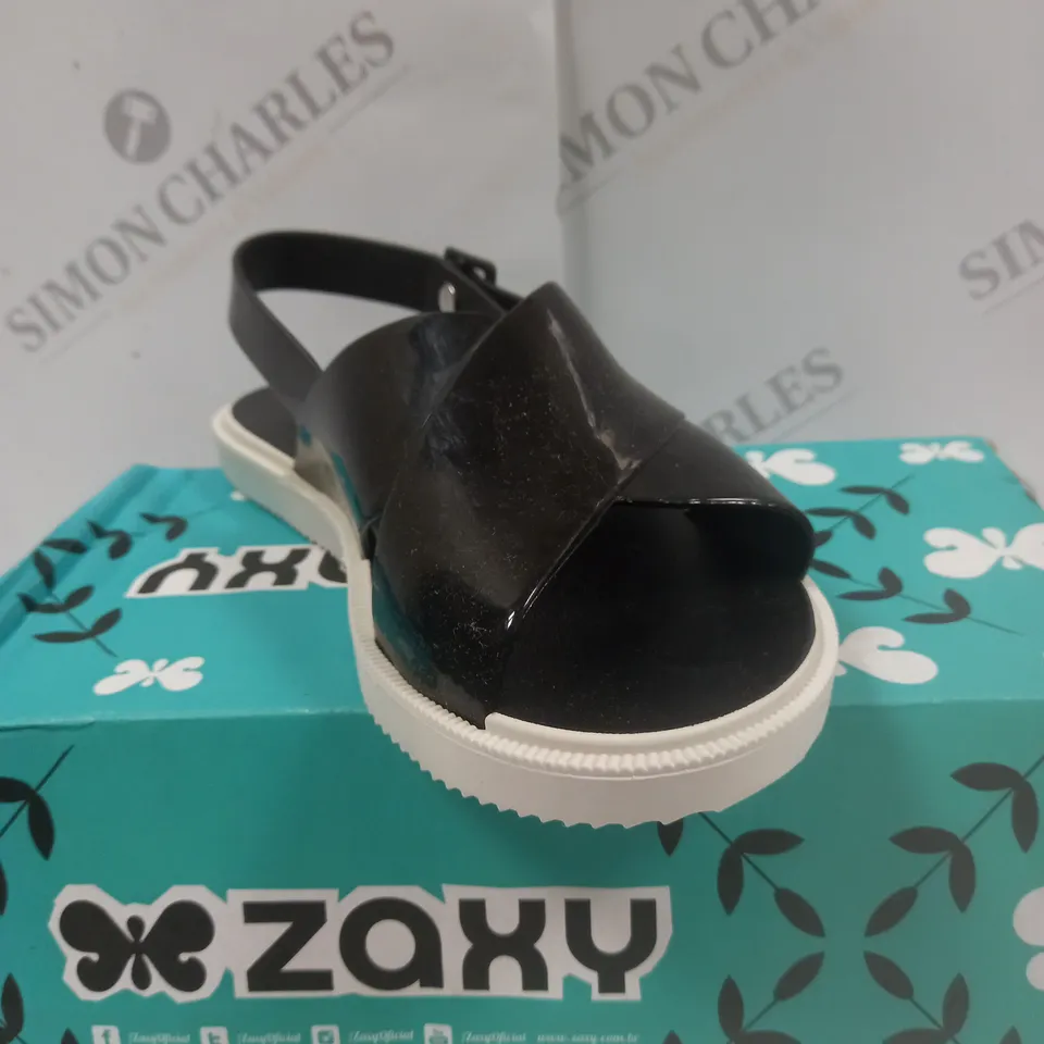 BOXED PAIR OF ZAXY MATCH SANDALS IN BLACK UK SIZE 5