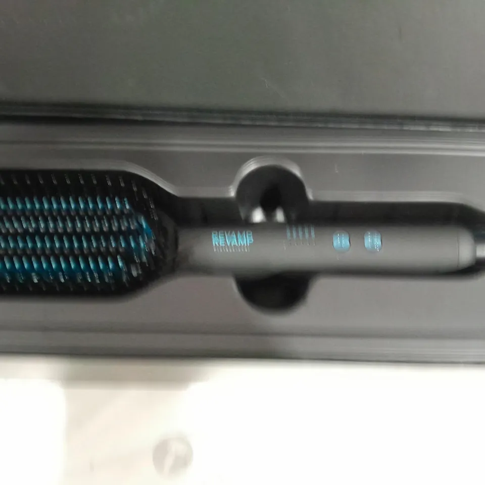 REVAMP BOXED PROGLOSS DEEEPFORM BRUSH 