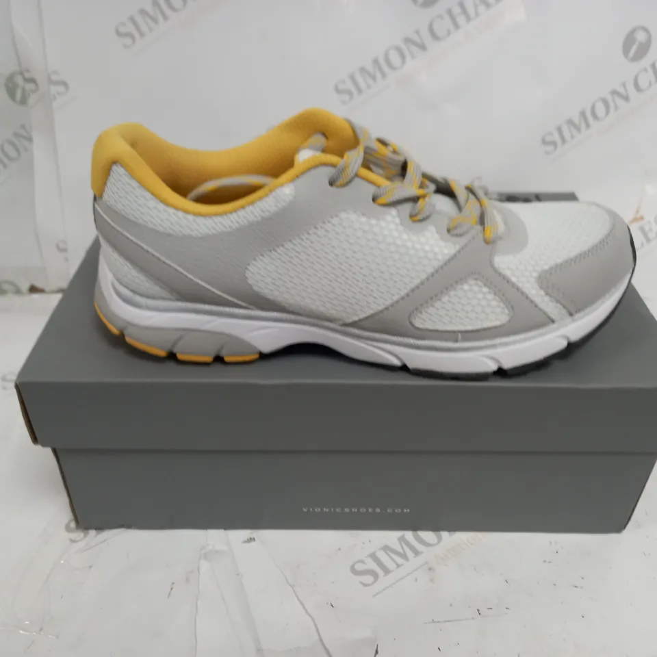 BOXED VIONIC DRIFT TRAINER IN WHITE SIZE 6.5