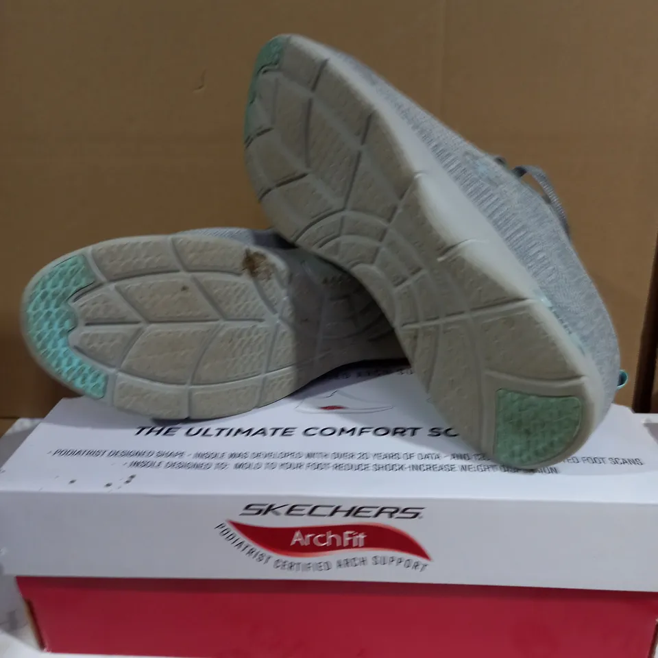 BOXED PAIR OF SKECHERS ARCH FIT LIGHT GREY TRAINERS IN GREY UK SIZE 7