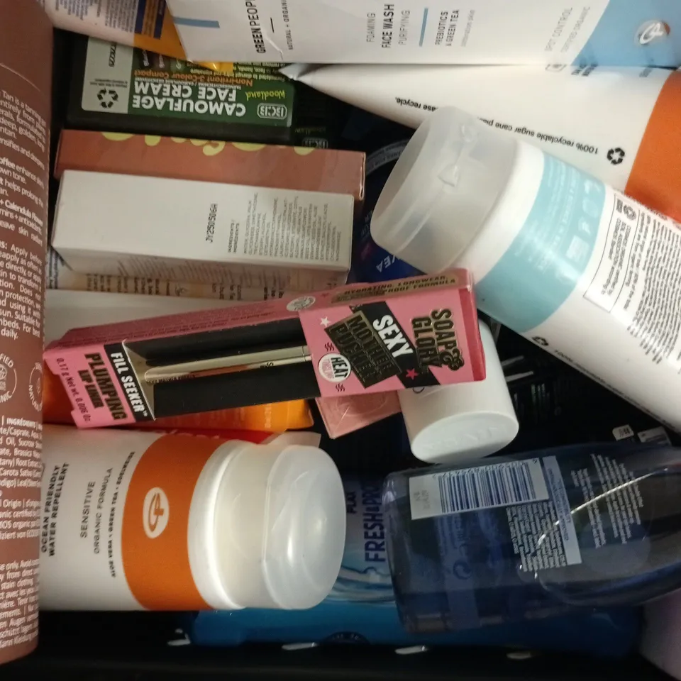 APPROXIMATELY 15 ASSORTED COSMETIC ITEMS TO INCLUDE PAULA'S CHOICE, PALMER'S, ETC - COLLECTION ONLY