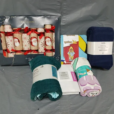 APPROXIMATELY 25 ASSORTED ITEMS TO INCLUDE CRACKERS, BEACH TOWEL, BEDDING, ETC - COLLECTION ONLY