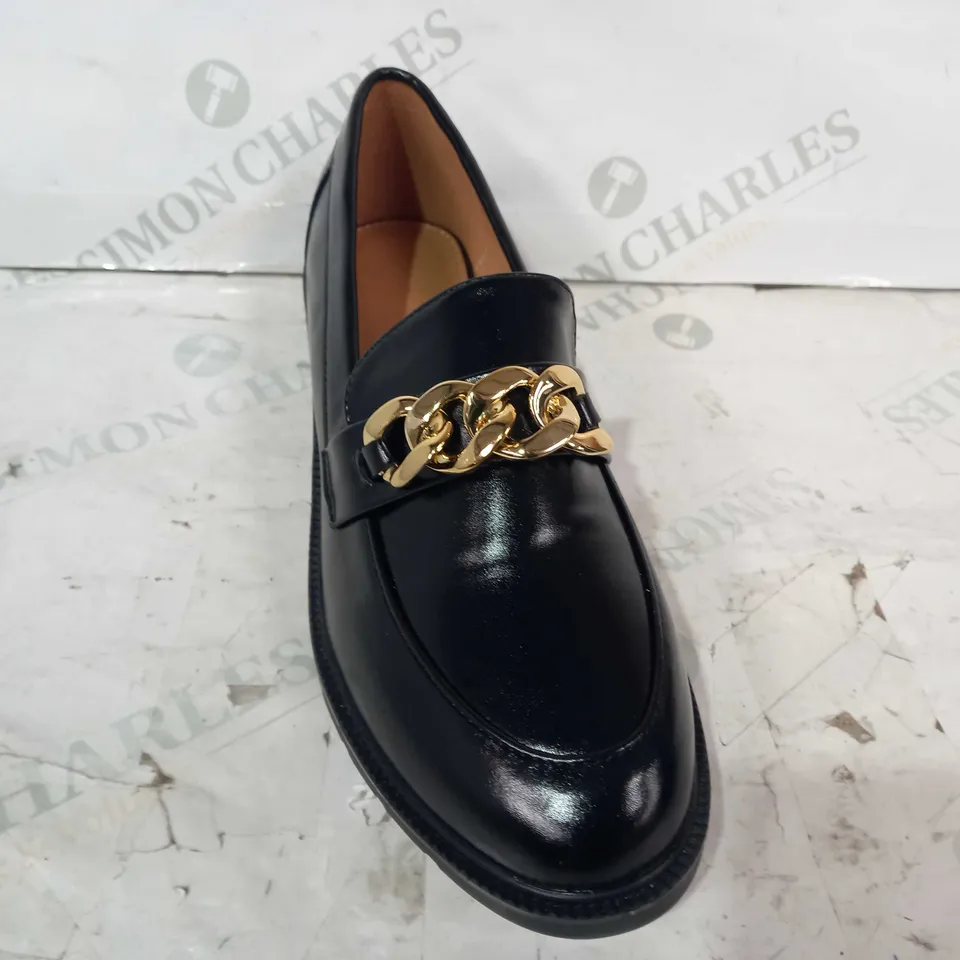 PAIR OF DESIGNER SHOES IN BLACK W. GOLD EFFECT CHAIN EU SIZE 42