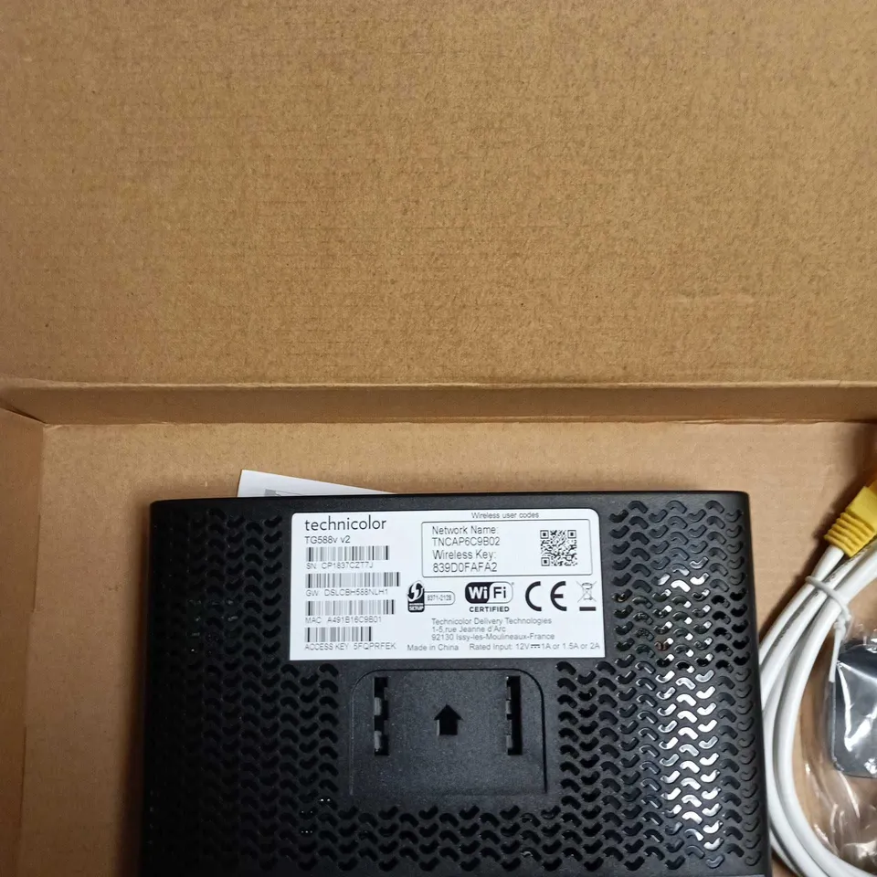 TECHNICOLOR TG588V2 WIRELESS ROUTER/MODEM WITH POWER SUPPLY AND ETHERNET CABLES