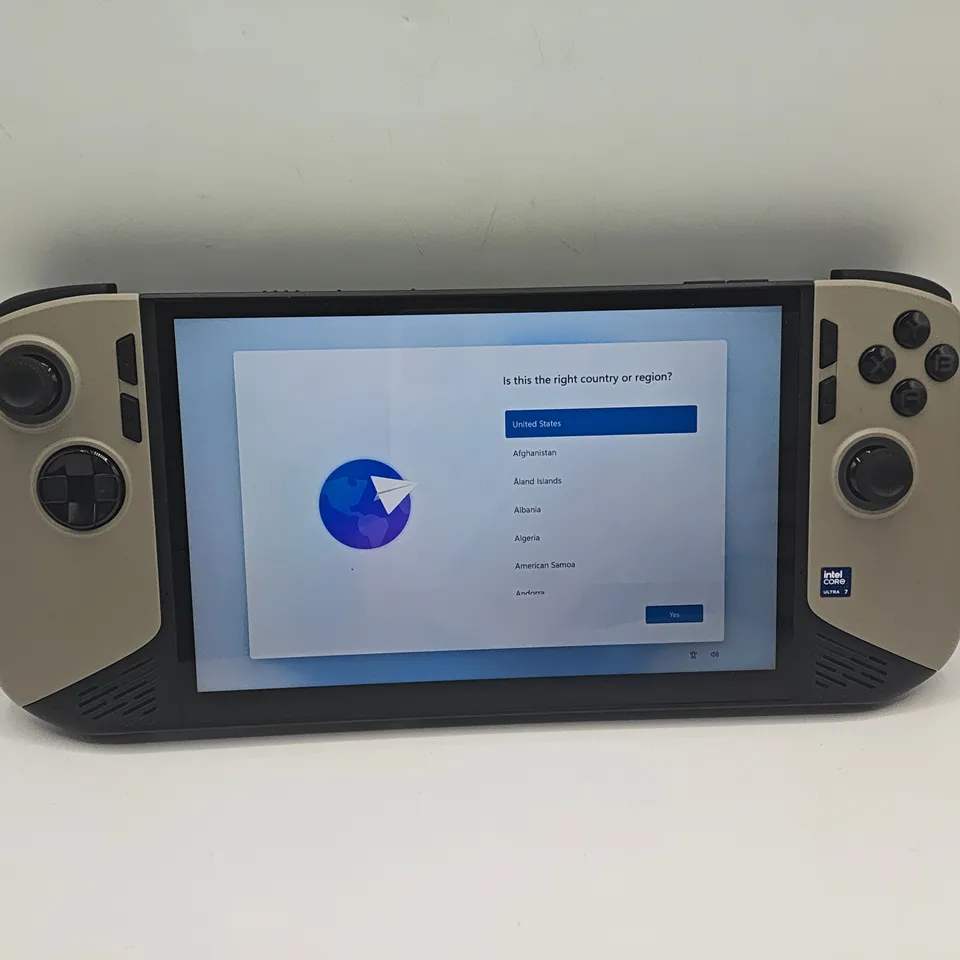 UNBOXED ROG CLAW 8 INTEL CORE I-7 HANDHELD GAMING MACHINE IN CARRY CASE