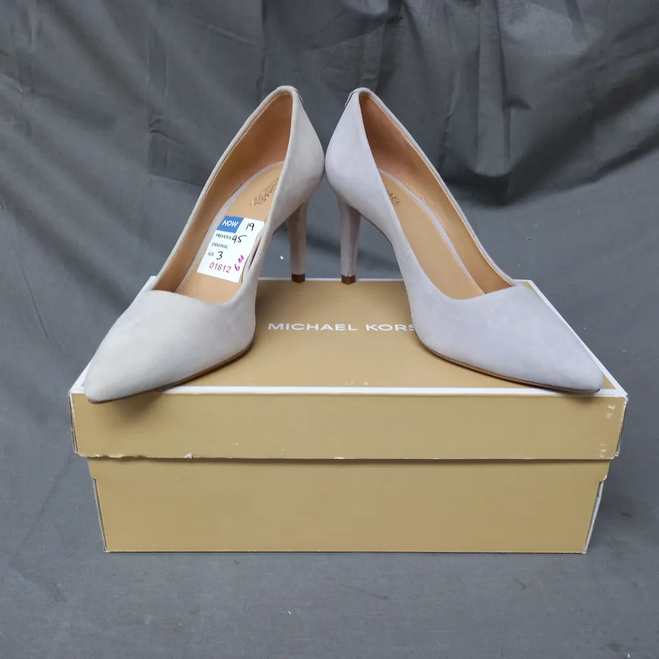 BOXED PAIR OF MICHAEL KORS POINTED TOE HEELS IN GREY SIZE 3