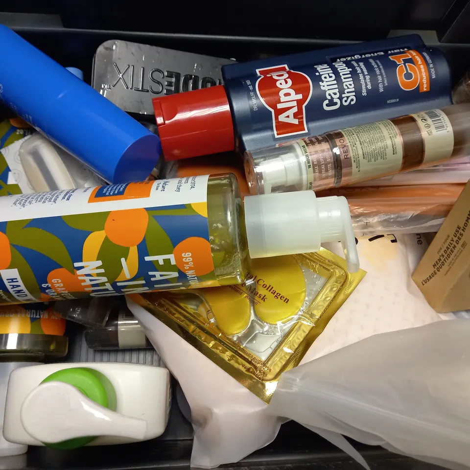 BOX OF APPROX 15 ASSORTED HEALTH AND BEAUTY ITEMS TO INCLUDE - ALPECIN CAFFINE SHAMPOO - FAITH IN NATURE HAND WASH - REVOLUTION IRL FILTER F20 ETC