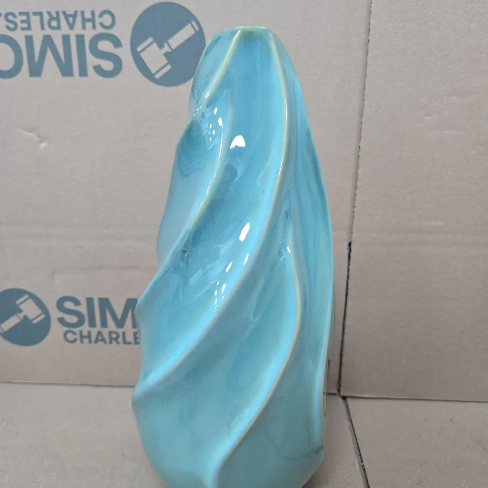 BOX OF 2 GISELA GRAHAM STONEWARE VASE - DECORATIVE SEAFOAM WAVE 