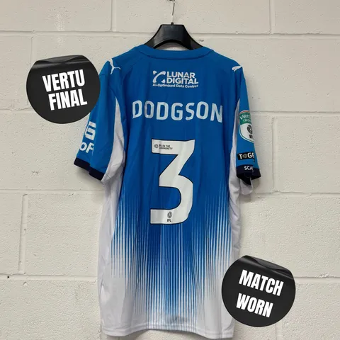 STOCKPORT COUNTY F.C VERTU TROPHY FINALS MATCH WORN HOME SHIRT IN BLUE/WHITE - EU L / OWEN DODGSON #3