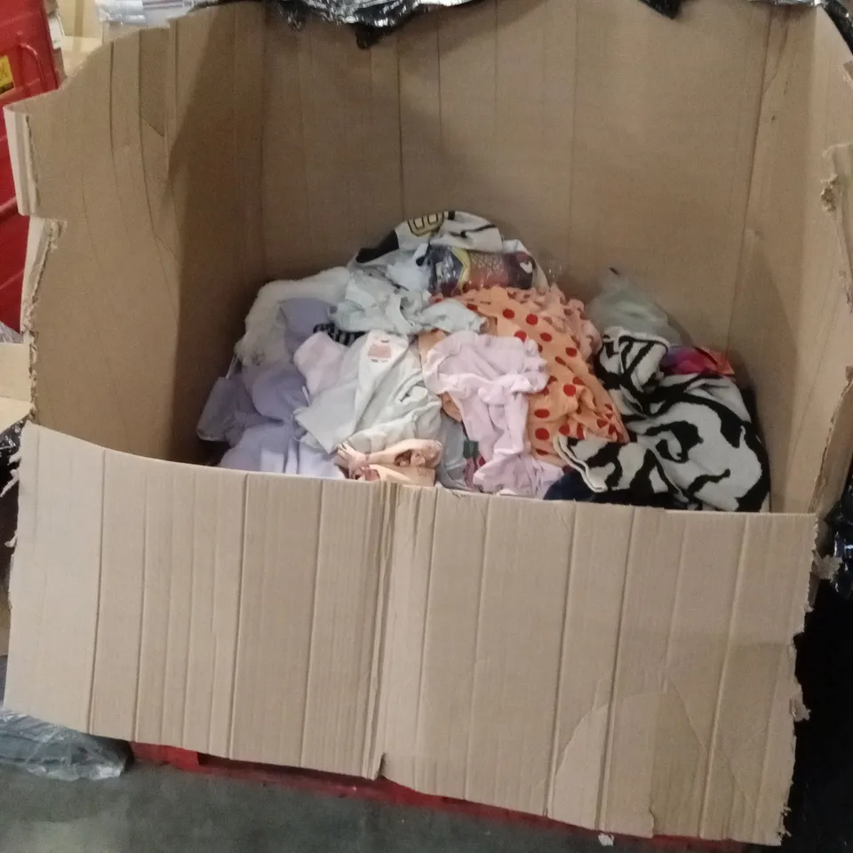 PALLET TO CONTAIN A LARGE ASSORTMENT OF CLOTHES