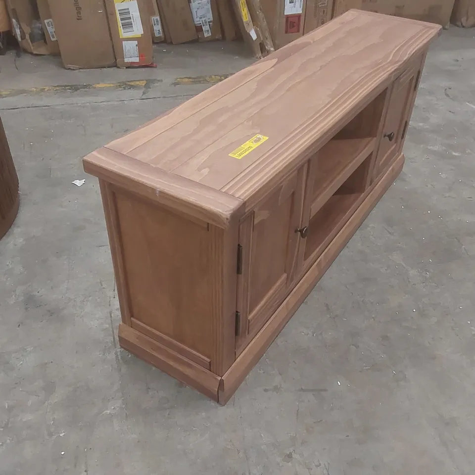 HENSLEE TV STAND FOR TVS UP TO 55" COLOUR: WALNUT/ANTIQUE BRASS