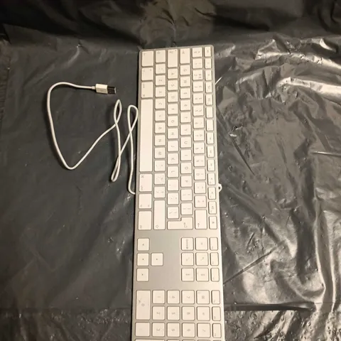 APPLE ALUMINUM KEYBOARD WITH NUMERIC PAD – USB WIRED, WHITE KEYS ON SILVER