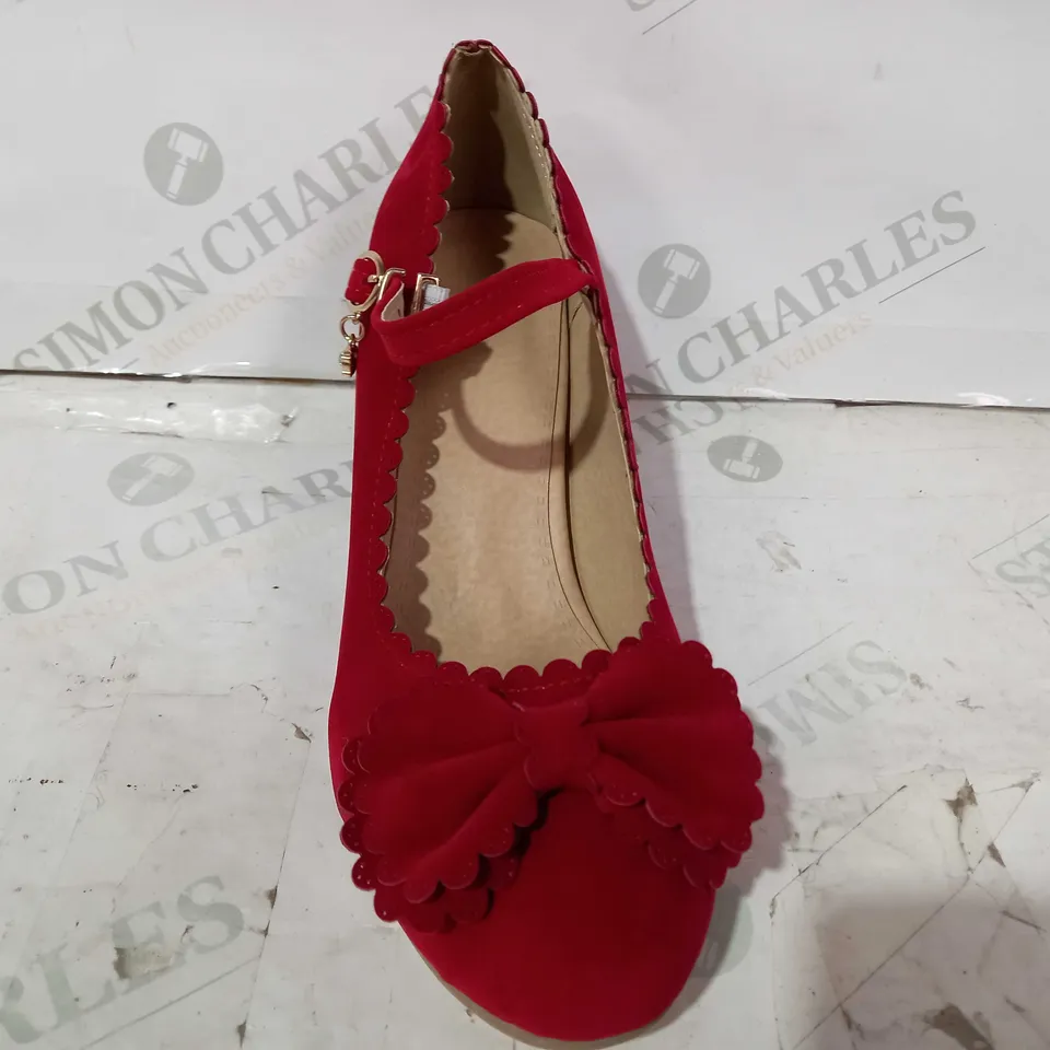 BOXED PAIR OF DESIGNER FAUX SUEDE CLOSED TOE BLOCK HEELS IN RED EU SIZE 39