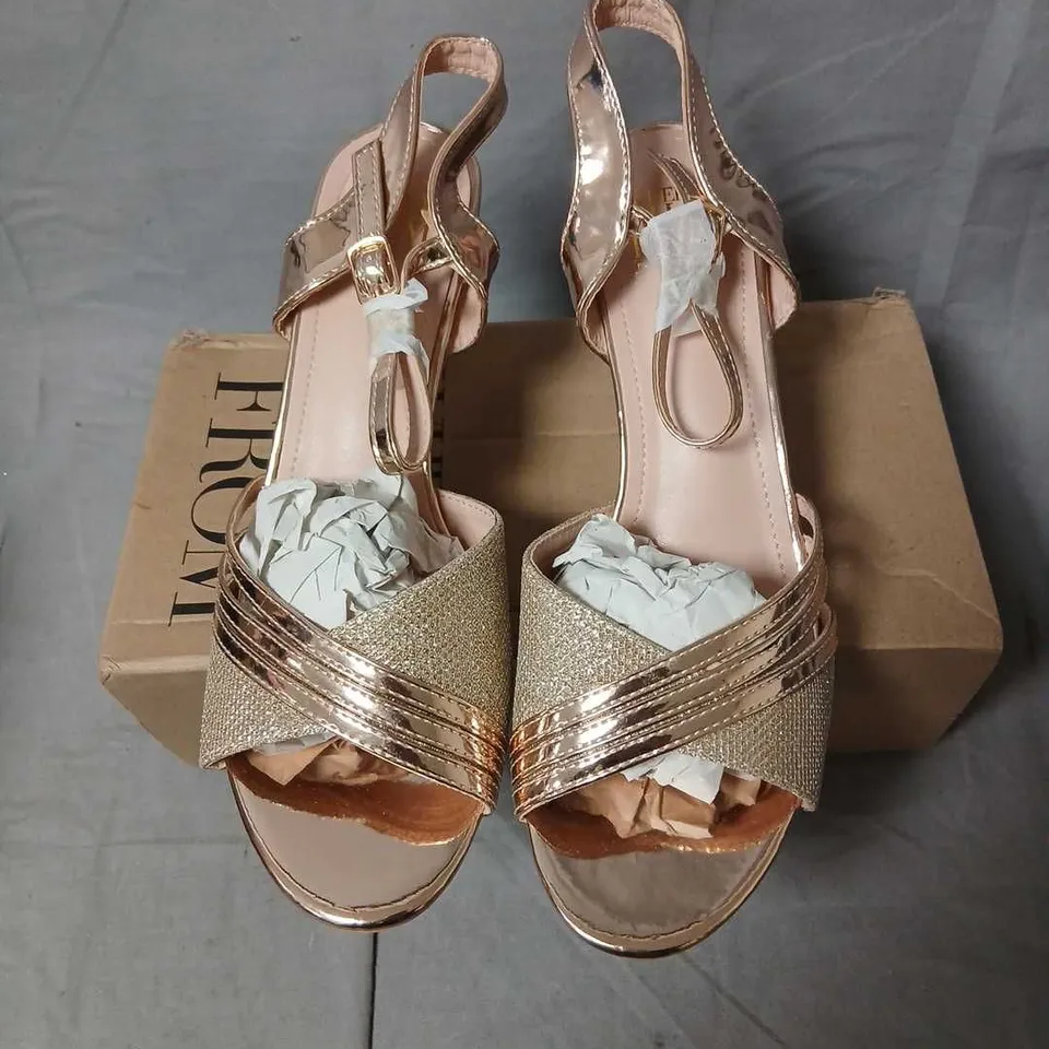 WOMEN'S ROSE GOLD METALLIC STRAPPY WEDGE SANDALS – UK 7