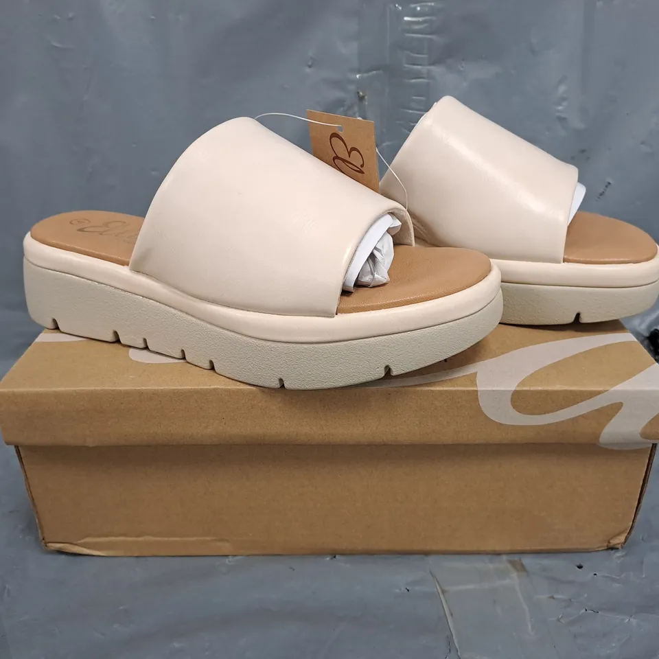 BOXED PAIR OF ELLA OPEN TOE FLATFORM SANDALS IN CREAM SIZE 4