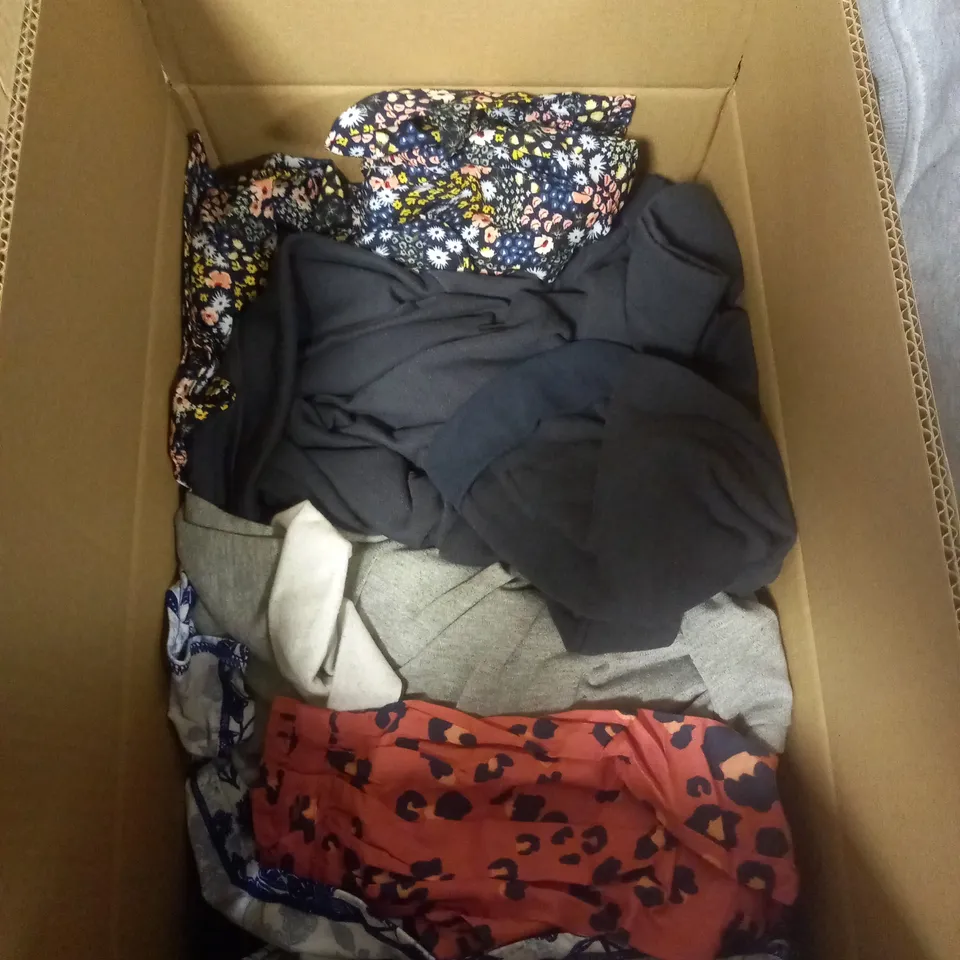 APPROXIMATELY 10 LADIES CLOTHING ITEMS . ASSORTED COLOURS, SIZES AND STYLES