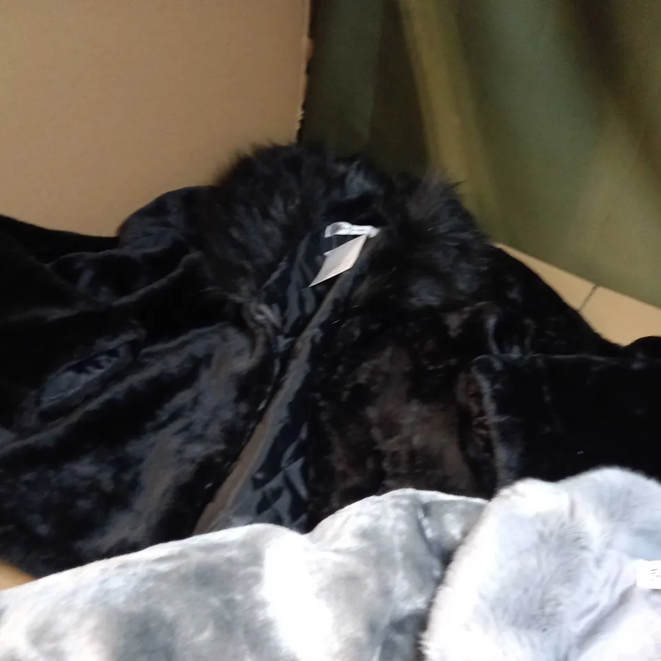 DESIGNER LOT OF APPROX 2 ITEMS - BLACK/SILVERFAUX FUR JACKETS