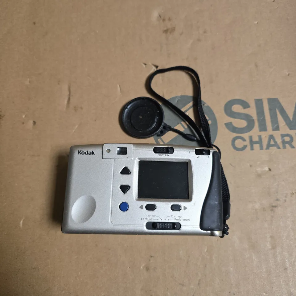 KODAK DC215 ZOOM DIGITAL CAMERA - SILVER