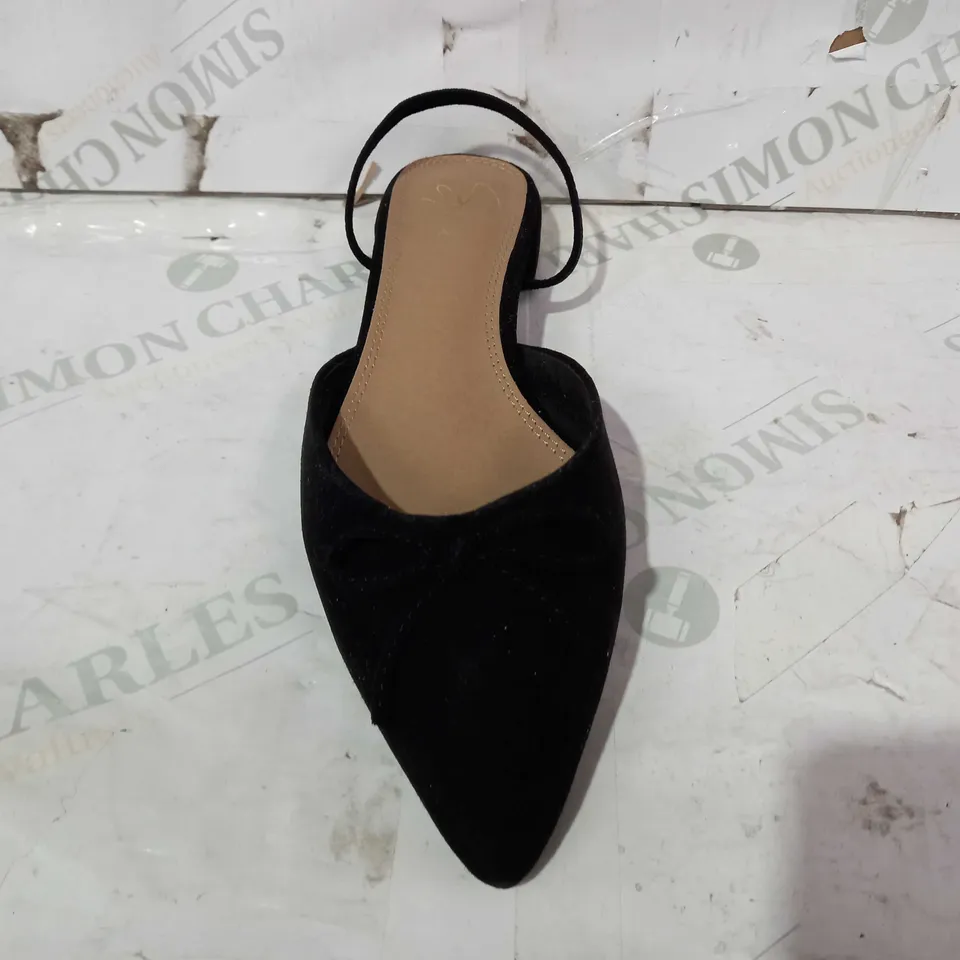 BOXED PAIR OF SPURR LOW HEEL CLOSED TOE SHOES IN BLACK UK SIZE 7