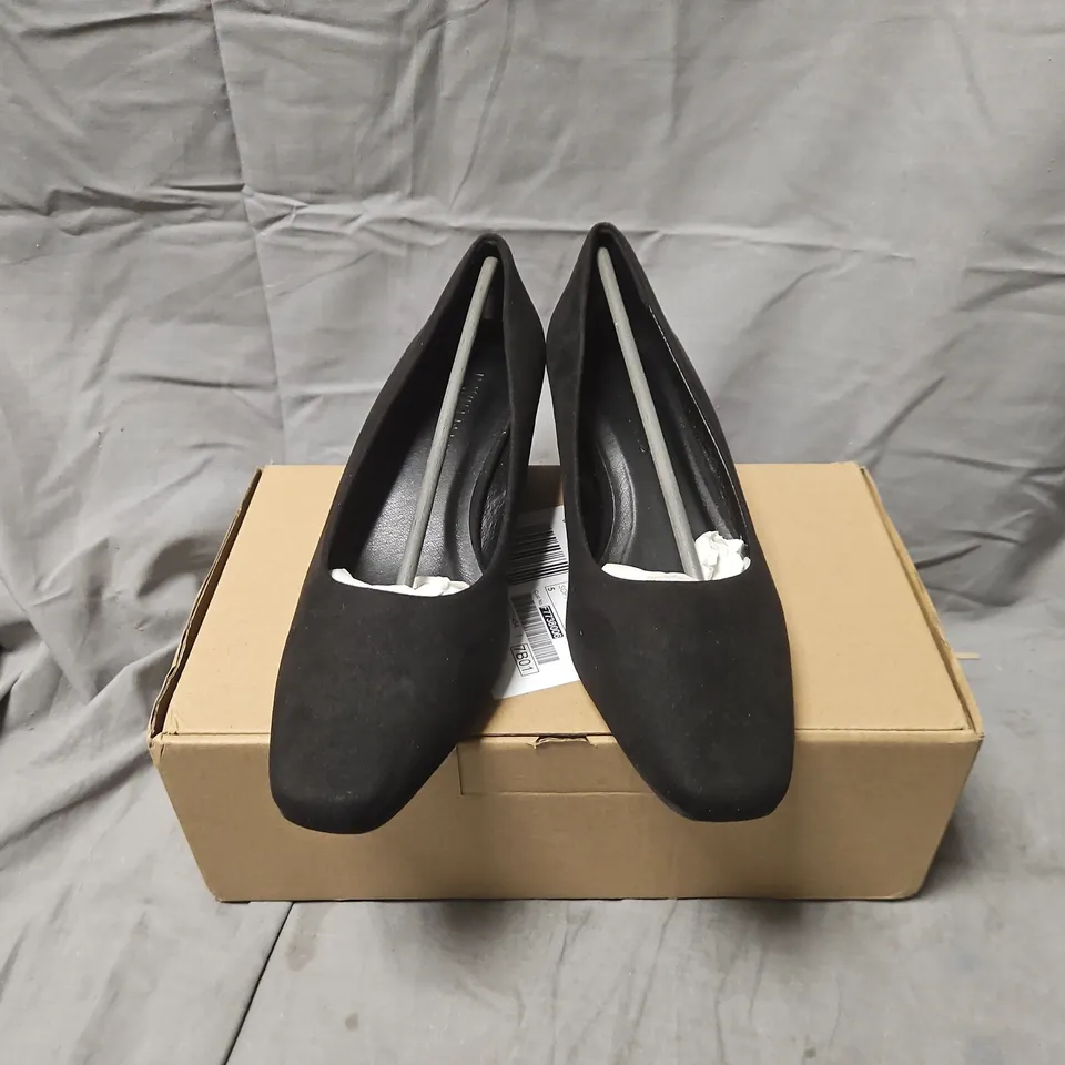 BOXED JD WILLIAMS VALENTINA WIDE FIT SOFT BLACK COURT SHOES – UK 5