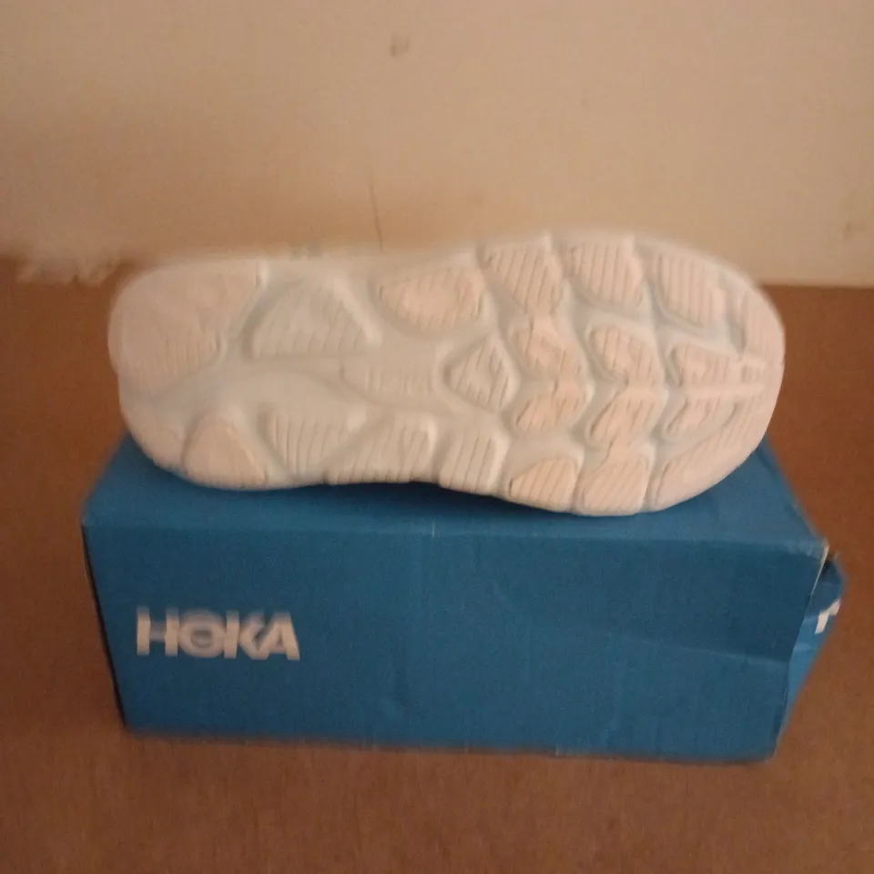 BOXED PAIR OF HOKA WOMENS CLIFTON 10 TRAINERS IN WHITE - UK 6