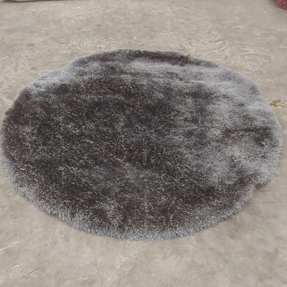 QUALITY DESIGNER AREA RUG - APPROXIMATELY 180cm D