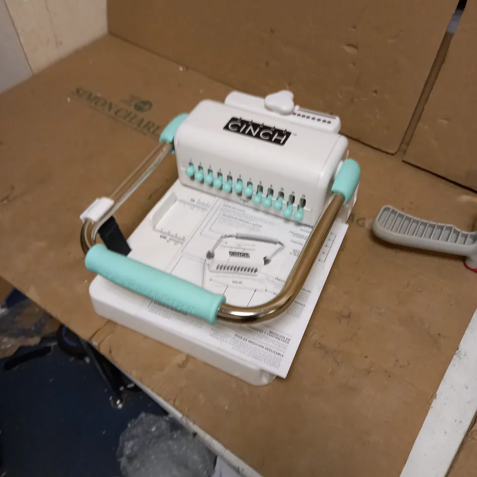 WE R MEMORY KEEPERS CINCH, RAYHER BINDING MACHINE