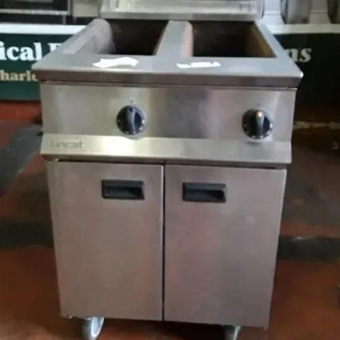 LINCAT OG8111/N OPUS NATURAL GAS FREE-STANDING TWIN TANK FRYER