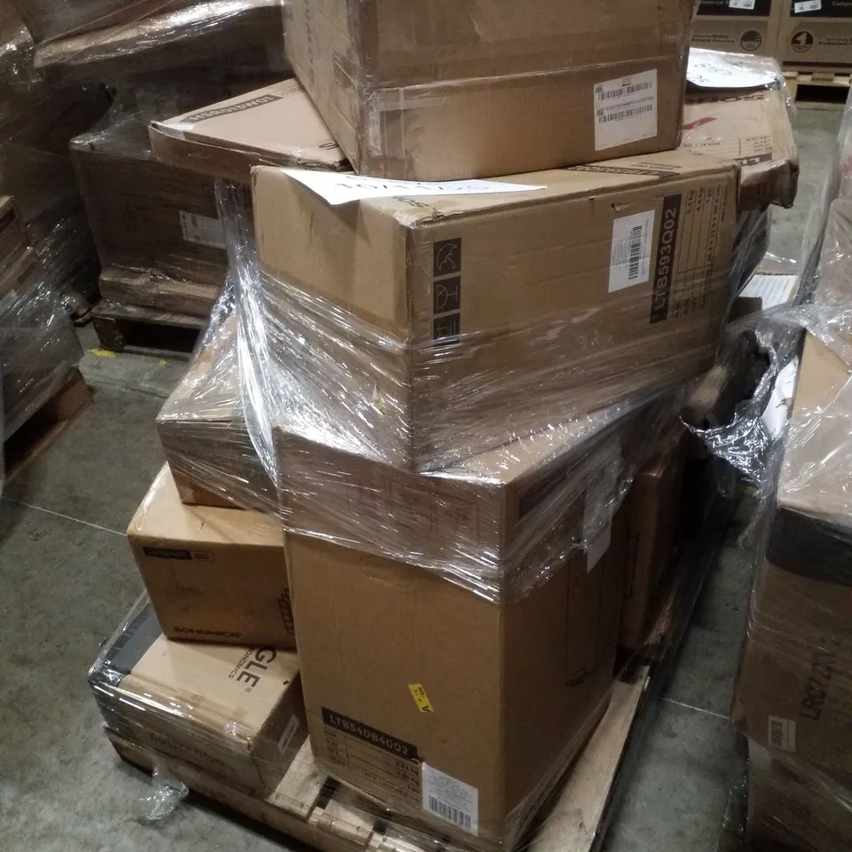 PALLET CONTAINING ASSORTED PRODUCTS INCLUDING SHOE BOX, GARMENT RACK & TRASH CAN