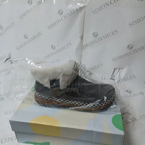 BOXED PAIR OF EARTH ORIGINS EMMALYN BOOTIES IN GREY UK SIZE 5