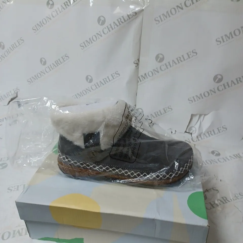 BOXED PAIR OF EARTH ORIGINS EMMALYN BOOTIES IN GREY UK SIZE 5