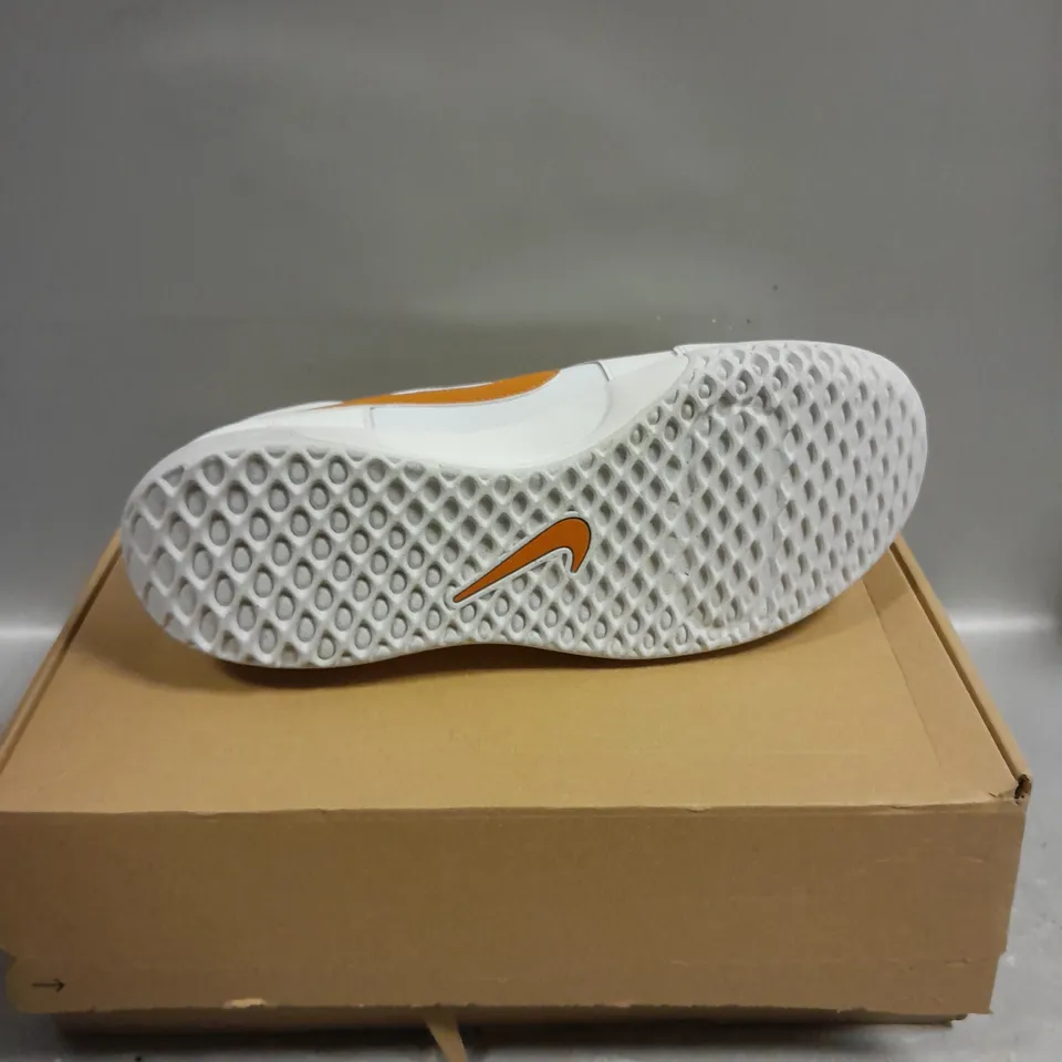 BOXED PAIR OF NIKE COURT LITE TRAINERS IN WHITE - 10