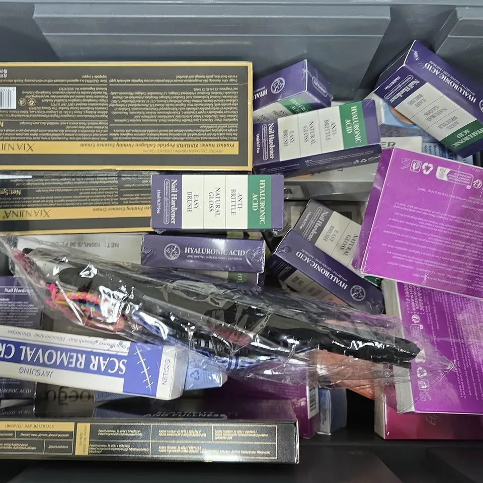 APPROXIMATELY 25 ASSORTED COSMETICS ITEMS TO INCLUDE EYE AND CHEEK PALETTE, XIANJINA PEPTIDE COLLAGEN, MINI SHAVER, ETC