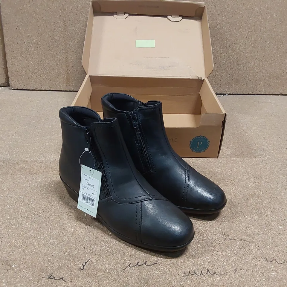 BOXED PAVERS BLACK BOOTS - SIZE 4 