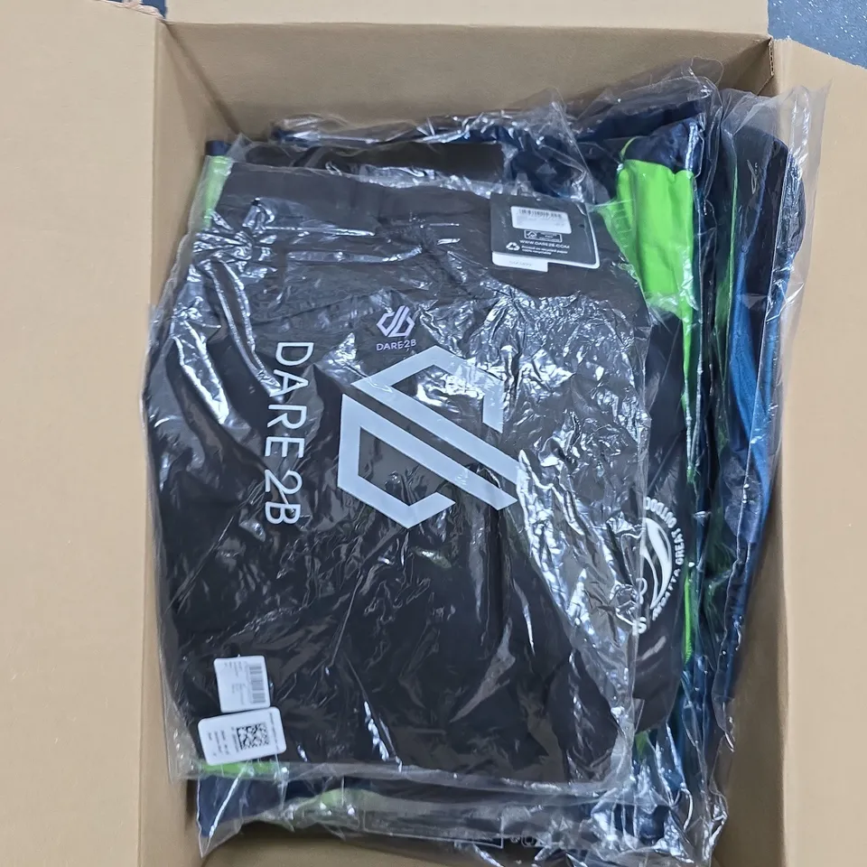 APPROXIMATELY 24 ASSORTED BRAND NEW REGATTA CLOTHING ITEMS IN VARIOUS SIZES, STYLES & COLOURS TO INCLUDE MENS RASH VEST, DURATION SHORTS ETC 