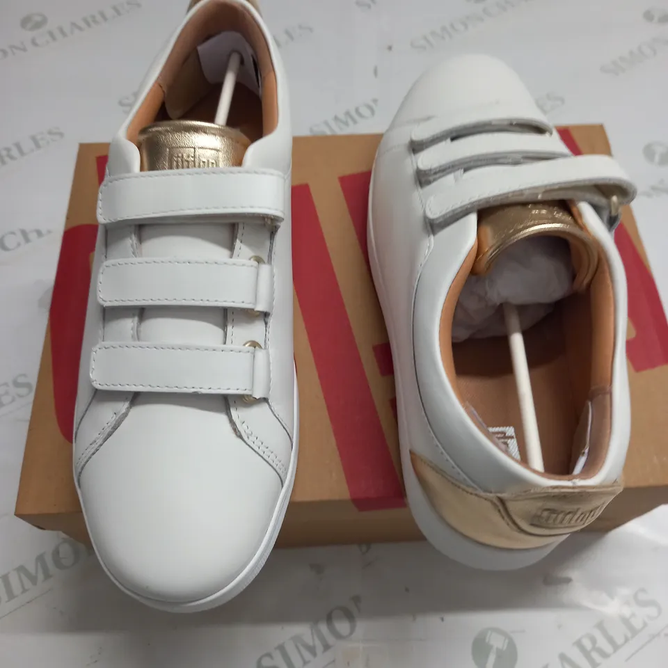 BOXED PAIR OF FITFLOP RALLY METALLIC BACK LEATHER STRAP SNEAKERS IN WHITE - UK 5.5