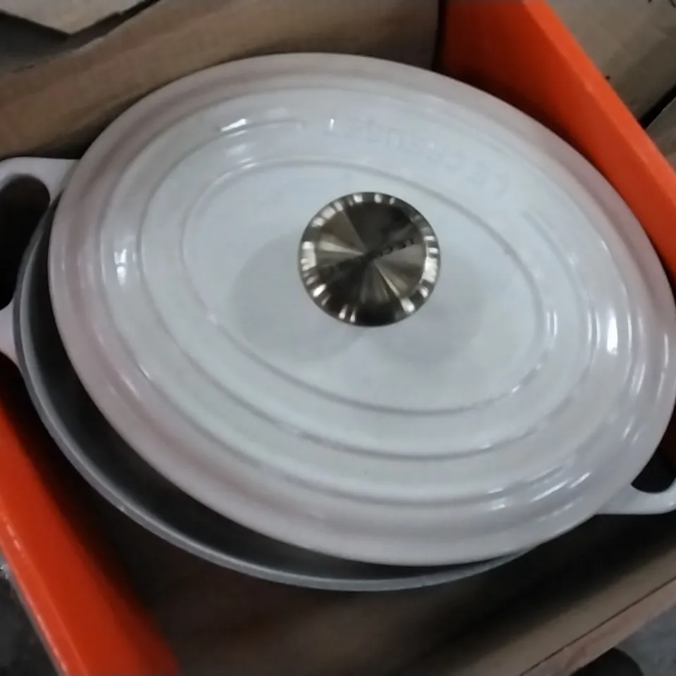 BOXED LE CREUSET SIGNATURE CAST IRON ROUND CASSEROLE OVEN 