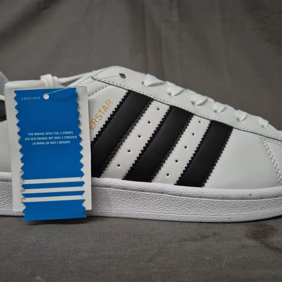 BOXED PAIR OF ADIDAS MEN'S SUPERSTAR SHOES IN WHITE/BLACK UK SIZE 9