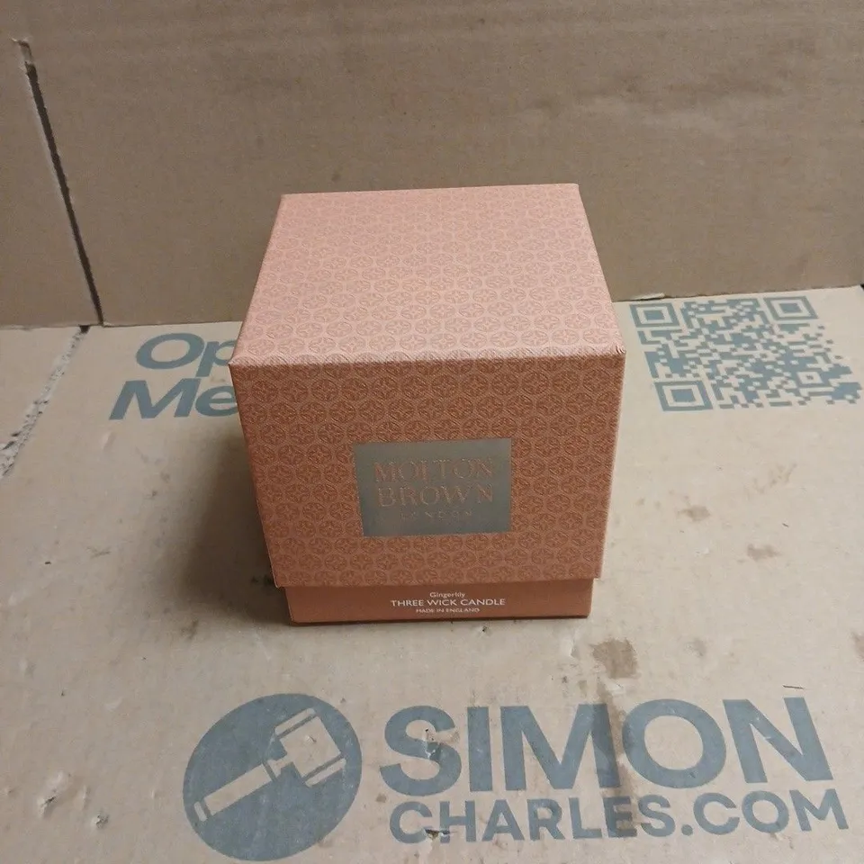 MOLTON BROWN LONDON GINGERLILY THREE WICK CANDLE – 480 G, PINK GIFT BOX
