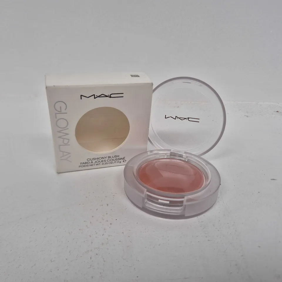 BOXED MAC GLOWPLAY CUSHIONY PLUSH (7.3G)